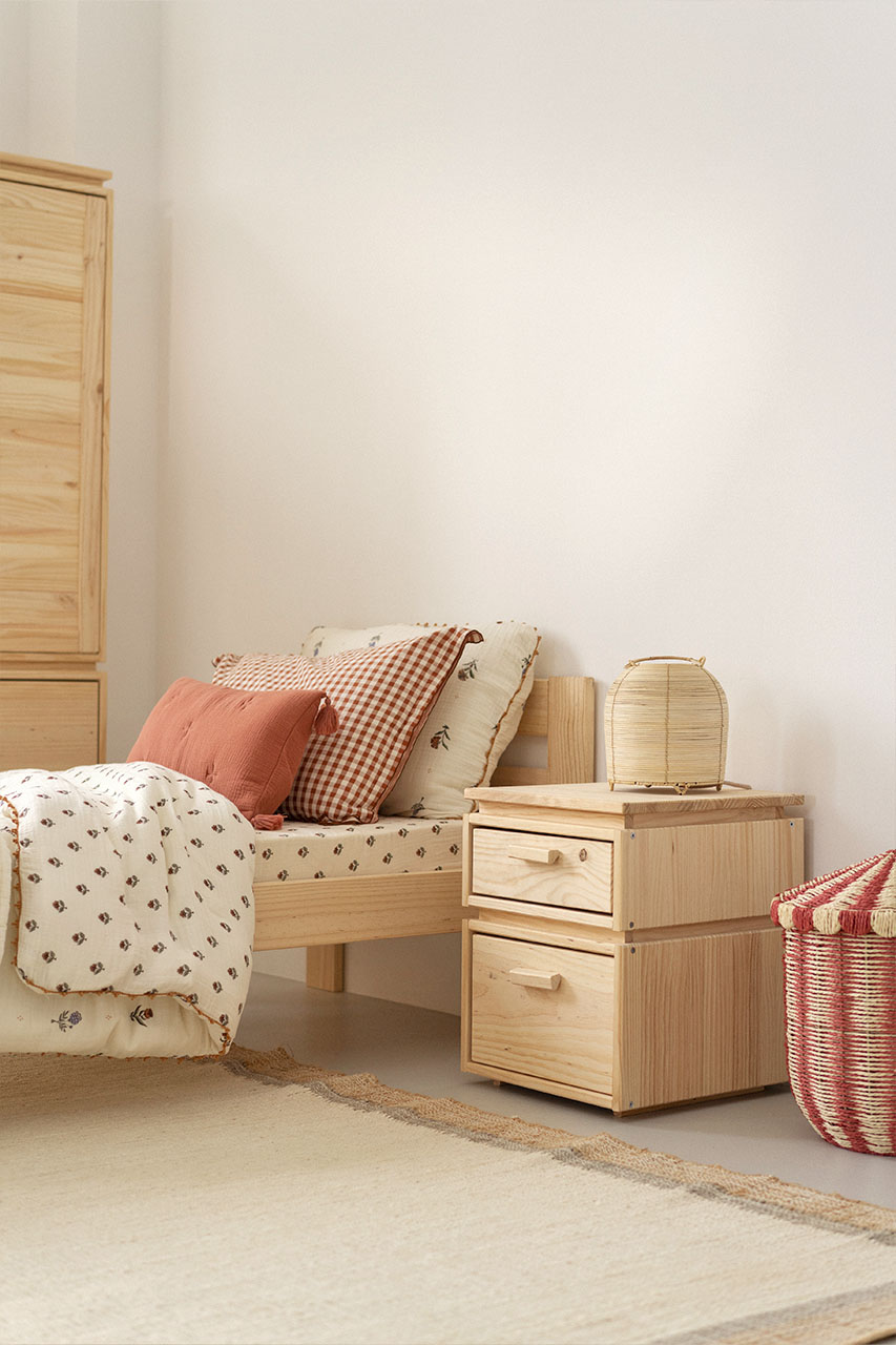 Imagen de ambiente 2 para:Mesita de noche de madera 